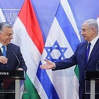 Benjamin Netanyahu, à droite, et son homologue hongrois Viktor Orban durant une conférence de presse conjointe au Bureau du Premier ministre, à Jérusalem, le 19 juillet 2018. (Crédit : Marc Israel Sellem/POOL)