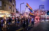 Les membres de la communauté LGBT et leurs soutiens participent à une manifestation contre l'amendement d'une loi à la Knesset interdisant le recours à la GPA aux homosexuels à Tel Aviv, le 19 juillet 2018 (Crédit : Tomer Neuberg/Flash90)