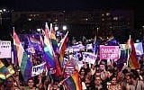Des membres de la communauté LGBT et des sympathisants participent à une manifestation contre un amendement de la Knesset refusant la gestation pour autrui pour les couples gays, sur la place Rabin à Tel Aviv le 22 juillet 2018. (Crédit : Miriam Alster / Flash90)