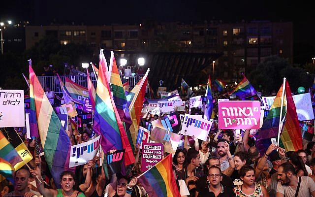 Des membres de la communauté LGBT et des sympathisants participent à une manifestation contre un amendement de la Knesset refusant la gestation pour autrui pour les couples gays, sur la place Rabin à Tel Aviv le 22 juillet 2018. (Crédit : Miriam Alster / Flash90)