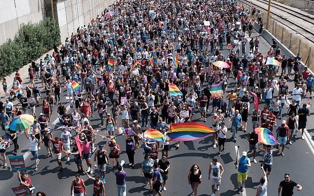 Des manifestants pour les droits des LGBT défilent sur l'autoroute Ayalon de Tel-Aviv, le 22 juillet 2018 (Crédit : Tomer Neuberg / Flash90)