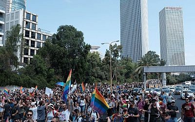 Les manifestants pour les droits LGBT défilent sur la voie express d'Ayalon à Tel Aviv, le 22 juillet 2018 (Crédit : Tomer Neuberg/Flash90)