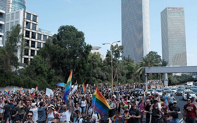 Les manifestants pour les droits LGBT défilent sur la voie express d'Ayalon à Tel Aviv, le 22 juillet 2018 (Crédit : Tomer Neuberg/Flash90)