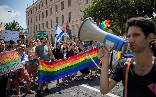 Des membres de la communauté LGBT et des sympathisants participent à une manifestation contre un amendement à la Knesset refusant la gestation pour autrui pour les hommes homosexuels, à Jérusalem le 22 juillet 2018. (Crédit : Yonatan Sindel / Flash90)