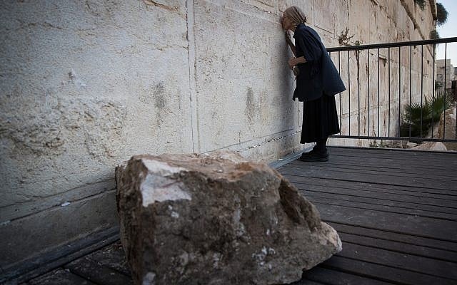 Daniella Goldberg se tient à côté de la grosse pierre qui a chuté sdu mur Occidental, dans la Vieille ville de Jérusalem, dans la section de prière mixte, le 23 juillet 2018 (Crédit  : Yonatan Sindel/Flash90)