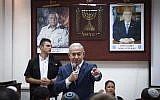 Le Premier ministre Benjamin Netanyahu parle avec de jeunes recrues sur une base militaire à   Tel HaShomer, le 26 juillet 2018 (Crédit : Miriam Alster/Flash90)