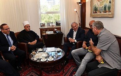 Le Premier ministre Benjamin Netanyahu, au centre, rencontre Sheikh Muafak Tariff,  leader spirituel de la communauté druze d'Israël, le ministre des communications  Ayoub Kara, à gauche, et d'autres leaders druzes à son bureau de Jérusalem pour évoquer la loi sur l'Etat-nation, le 27 juillet 2018 (Crédit : Kobi Gideon/GPO/Flash90)