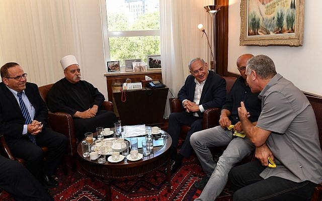 Le Premier ministre Benjamin Netanyahu, au centre, rencontre Sheikh Muafak Tariff, leader spirituel de la communauté druze d'Israël, le ministre des communications Ayoub Kara, à gauche, et d'autres leaders druzes à son bureau de Jérusalem pour évoquer la loi sur l'Etat-nation, le 27 juillet 2018 (Crédit : Kobi Gideon/GPO/Flash90) Le Premier ministre Benjamin Netanyahu, au centre, rencontre Sheikh Muafak Tariff, leader spirituel de la communauté druze d'Israël, le ministre des communications Ayoub Kara, à gauche, et d'autres leaders druzes à son bureau de Jérusalem pour évoquer la loi sur l'Etat-nation, le 27 juillet 2018 (Crédit : Kobi Gideon/GPO/Flash90)