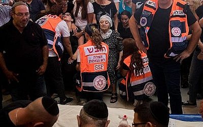 Des amis et des membres de la famille pleurent lors des funérailles de Yotam Ovadia, 31 ans, au cimetière Har Hamenuchot, à Jérusalem, le 27 juillet 2018. Ovadia a été assassiné près de chez lui dans l'implantation d'Adam lorsqu'un adolescent palestinien l'a poignardé et blessé deux autres Juifs lors d'une attaque terroriste le 26 juillet 2018. (Yonatan Sindel/Flash90)