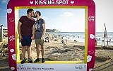 Les couples de Tel Aviv sont invités à montrer leur amour dans des Kissing Spots, installés pour Tou BeAv, la Saint-Valentin d'Israël (Avec l'aimable autorisation de Guy Yechiely).