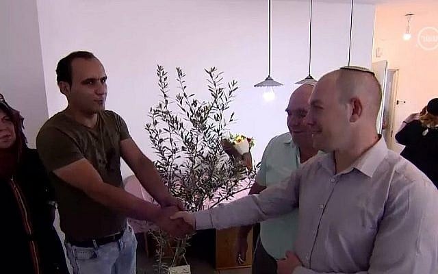 Abed, à gauche, rencontre Ariel Bir, un israélien résident des implantations qu'il a sauvé d'une voiture accidentée. (Crédit : Dixième chaîne) Abed, à gauche, rencontre Ariel Bir, un israélien résident des implantations qu'il a sauvé d'une voiture accidentée. (Crédit : Dixième chaîne)