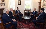 Le Premier ministre Benjamin Netanyahu (2e à partir de la droite) reçoit à son bureau de Jérusalem l'ambassadeur d'Israël aux États-Unis, Ron Dermer (à droite), le conseiller de la Maison Blanche Jared Kushner (au centre), l'ambassadeur des États-Unis en Israël, David Friedman (à gauche) et l'envoyé spécial Jason Greenblatt (deuxième à gauche), le 22 juin 2018. (Haim Zach/GPO)