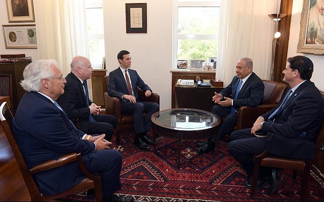 Le Premier ministre Benjamin Netanyahu (2e à partir de la droite) reçoit à son bureau de Jérusalem l'ambassadeur d'Israël aux États-Unis, Ron Dermer (à droite), le conseiller de la Maison Blanche Jared Kushner (au centre), l'ambassadeur des États-Unis en Israël, David Friedman (à gauche) et l'envoyé spécial Jason Greenblatt (deuxième à gauche), le 22 juin 2018. (Haim Zach/GPO) Le Premier ministre Benjamin Netanyahu (2e à partir de la droite) reçoit à son bureau de Jérusalem l'ambassadeur d'Israël aux États-Unis, Ron Dermer (à droite), le conseiller de la Maison Blanche Jared Kushner (au centre), l'ambassadeur des États-Unis en Israël, David Friedman (à gauche) et l'envoyé spécial Jason Greenblatt (deuxième à gauche), le 22 juin 2018. (Haim Zach/GPO)