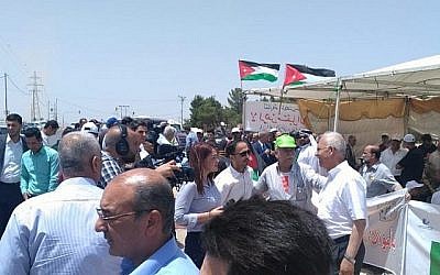 Des Jordaniens participent à une manifestation dans la ville d'Irbid contre l'accord d'importation de gaz naturel en provenance d'Israël le 25 juillet 2018. (Times of Israel staff)
