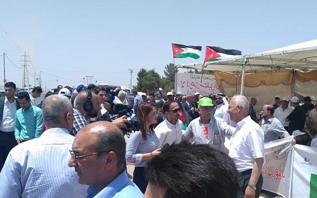 Des Jordaniens participent à une manifestation dans la ville d'Irbid contre l'accord d'importation de gaz naturel en provenance d'Israël le 25 juillet 2018. (Times of Israel staff) Des Jordaniens participent à une manifestation dans la ville d'Irbid contre l'accord d'importation de gaz naturel en provenance d'Israël le 25 juillet 2018. (Times of Israel staff)