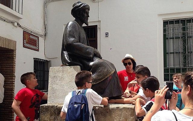 Touristes au musée Casa Sefarad à Cordoue, Espagne. (Julie Masis/ Times of Israel)