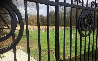 L'entrée du cimetière juif de  Zeeburg, à Amsterdam, le 5 avril 2018. (Crédit : CC-BY-SA-4.0 Klaas `Z4us` van B. V/Wikipedia)