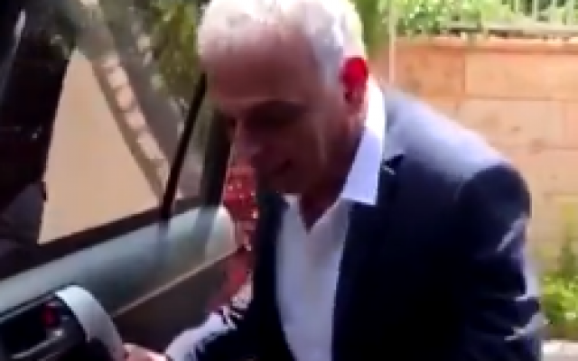 Le ministre des Finances Moshe Kahlon relève son "Kiki challenge." (Capture d'écran/Twitter)