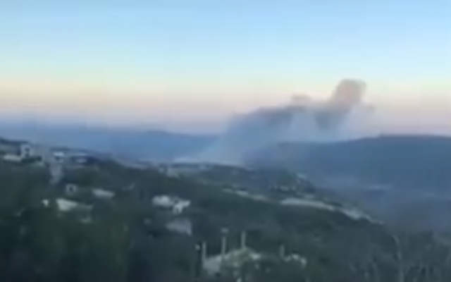 Capture d'écran d'une vidéo censée montrer les conséquences d'une frappe israélienne présumée sur un centre de recherche dans la région de Masyaf, au nord-ouest de la Syrie, le 22 juillet 2018. (Capture d'écran : Twitter) Capture d'écran d'une vidéo censée montrer les conséquences d'une frappe israélienne présumée sur un centre de recherche dans la région de Masyaf, au nord-ouest de la Syrie, le 22 juillet 2018. (Capture d'écran : Twitter)