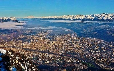 Vue sur l'agglomération Grenobloise depuis le sommet du Moucherotte (1901 m). Vue sur les massifs de Chartreuse, du Mont Blanc, de Belledonne et des Grandes Rousses. (Crédit Bertrand93/Wikimedia Commons)