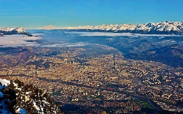 Vue sur l'agglomération Grenobloise depuis le sommet du Moucherotte (1901 m). Vue sur les massifs de Chartreuse, du Mont Blanc, de Belledonne et des Grandes Rousses. (Crédit Bertrand93/Wikimedia Commons)