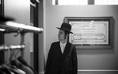 Ari Hershkowitz alors qu'il portait les vêtements traditionnels hassidiques (Crédit : Nathan Stolz)