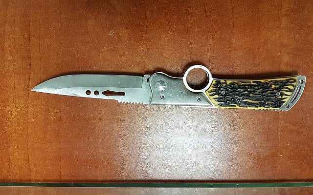 Un couteau trouvé sur un Palestinien de 19 ans aux abords du commissariat de Binyamin en Cisjordanie, le 2 juillet 2018 (Crédit : Police israélienne) Un couteau trouvé sur un Palestinien de 19 ans aux abords du commissariat de Binyamin en Cisjordanie, le 2 juillet 2018 (Crédit : Police israélienne)