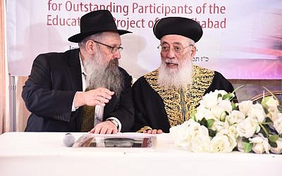 Les rabbins Shlom Amar (droite) et Shalom Duchman lors d'une cérémonie du Colel Habad en juillet 2018. (Crédit : JTA)
