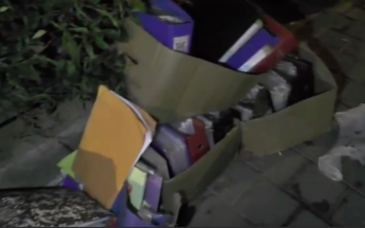 Des dossiers appartenant à l'agence d'adoption Taf contenant des renseignements personnels ont été retrouvés à l'extérieur d'un immeuble d'appartements à Tel Aviv le 6 juillet 2018. (capture d'écran : Ynet)
