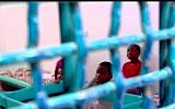 Les enfants d'une migrante africaine du Nigéria emprisonnés à ses côtés à Ramle, alors qu'Israël tente d'obtenir son expulsion (Capture d'écran : Dixième chaîne)