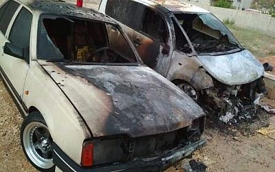 Des voitures palestiniennes incendiées lors d'un crime de haine apparent dans la ville d'Urif, dans le nord de la Cisjordanie, le 13 juillet 2018 (Autorisation)