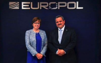 Le commissaire de la police israélienne  Roni Alsheich avec la directrice générale d'Europol Catherine De Bolle à La Haye, le 17 juillet 2018 (Autorisation : Europol)