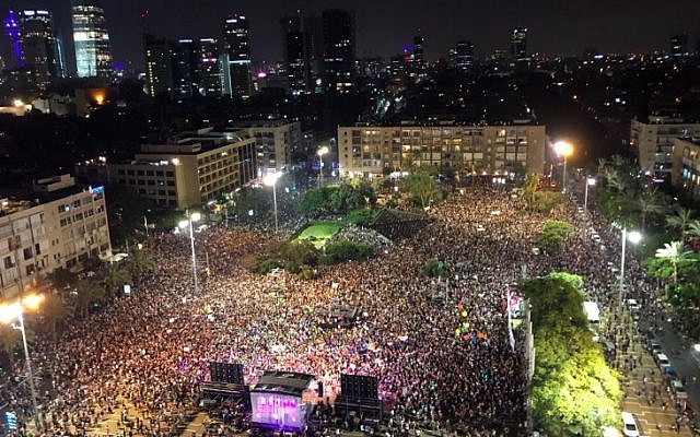 Une manifestation pour les droits des LGBT sur la place Rabin à Tel Aviv le 22 juillet 2018. (Crédit : Jacob Magid / Times of Israel)