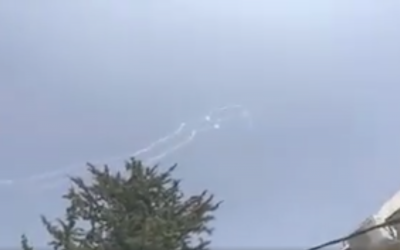 Des traînées de fumée - probablement émanant d'intercepteurs de missiles - dans le nord d'Israël alors que les sirènes d'alertes à la roquette ont résonné, le 24 juillet 2018 (Capture d'écran : Twitter)
