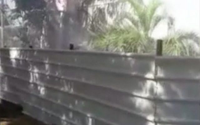 Un incendie au collège Sapir de Sdérot, le 28 juillet 2018 (Capture d'écran/Twitter)