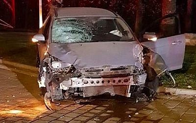 La voiture qui a heurté Eylon Shalev-Amsalem, le tuant et blessant l'un de ses amis à Tel Aviv, le 27 juillet 2018 (Crédit : MDA)