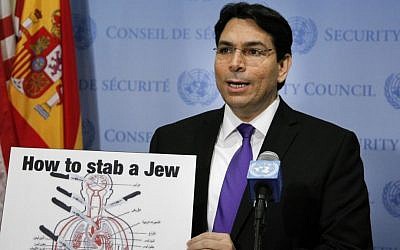Illustration : L'ambassadeur d'Israël aux Nations unies, Danny Danon, enseigne à des journalistes comment les écoles palestiniennes enseignent à poignarder un juif (Crédit : Loey Felipe)