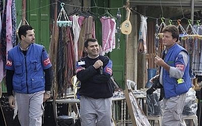 Des observateurs du TIPH, une mission de surveillance internationale, marchent dans une rue de Hébron le 19 novembre 2007 (Nati Shohat/Flash90).