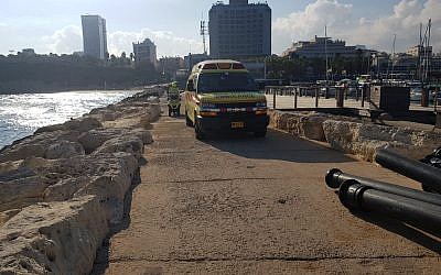 Les personnels de secours sur le front de mer de Tel Aviv ont retrouvé la dépouille d'une jeune fille de 20 ans, noyée, le 30 juillet 2018 (Crédit : Magen David Adom)