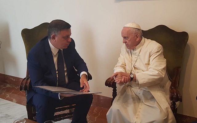 Le dirigeant du Parti travailliste Avi Gabbay (à gauche) rencontre le Pape François au Vatican le 3 juillet 2018. (Parti travailliste) Le dirigeant du Parti travailliste Avi Gabbay (à gauche) rencontre le Pape François au Vatican le 3 juillet 2018. (Parti travailliste)