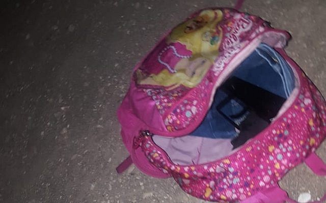 Une mitraillette dans un sac-à-dos Barbie jeté par un suspect palestinien que la police a tenté d'arrêter au nord de la Cisjordanie, le 16 juillet 2018. (Crédit : police israélienne) Une mitraillette dans un sac-à-dos Barbie jeté par un suspect palestinien que la police a tenté d'arrêter au nord de la Cisjordanie, le 16 juillet 2018. (Crédit : police israélienne)