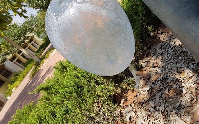 Un ballon attaché à un dispositif incendiaire qui a atterri sur le terrain d'une école primaire dans la zone du Conseil régional d'Eshkol adjacente à la bande de Gaza, le 17 juillet 2018. (Matanya Cohen) Un ballon attaché à un dispositif incendiaire qui a atterri sur le terrain d'une école primaire dans la zone du Conseil régional d'Eshkol adjacente à la bande de Gaza, le 17 juillet 2018. (Matanya Cohen)