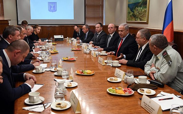 Le Premier ministre Netanyahu accueille une délégation russe de haut rang, conduite par le ministre des Affaires étrangères Sergueï Lavrov, au bureau du Premier ministre à Jérusalem, le 23 juillet (Crédit : Haim Zach / GPO) Le Premier ministre Netanyahu accueille une délégation russe de haut rang, conduite par le ministre des Affaires étrangères Sergueï Lavrov, au bureau du Premier ministre à Jérusalem, le 23 juillet (Crédit : Haim Zach / GPO)