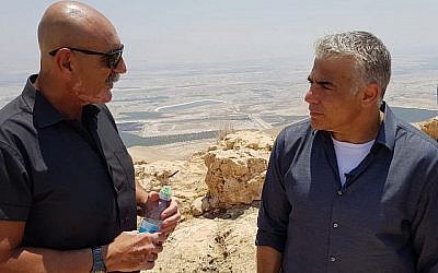 David Elhayani (à gauche), président du Conseil régional de la vallée du Jourdain, s'adresse au président de Yesh Atid, Yair Lapid, devant un belvédère au-dessus de la vallée du Jourdain, le 23 juillet 2018. (Autorisation)
