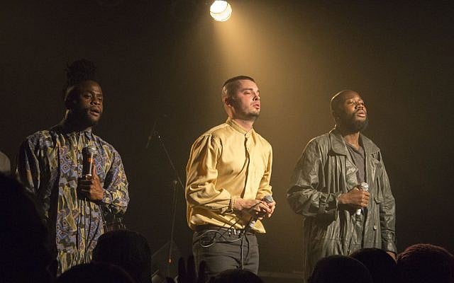 Le groupe de Hip Hop The Young Fathers, qui a rejoint le groupe BDS, en concert à Portland (Crédit: Ash link/Wikimedia Commons) Le groupe de Hip Hop The Young Fathers, qui a rejoint le groupe BDS, en concert à Portland (Crédit: Ash link/Wikimedia Commons)