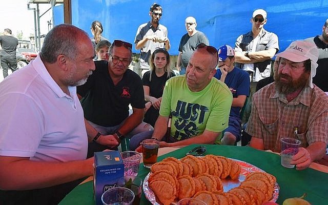 Le ministre de la Défense Avigdor Liberman visite le kibboutz  Or HaNer à proximité de la bande de Gaza, le 27 juillet 2018 (Crédit : Ariel Hermoni/ministère de la Défense)