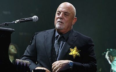 Billy Joel porte une veste avec l'étoile de David durant le rappel de son spectacle qui s'est joué à guichets fermés au Madison Square Garden à New York City le 21 août 2017 (Crédit : Myrna M. Suarez/Getty Images via JTA)