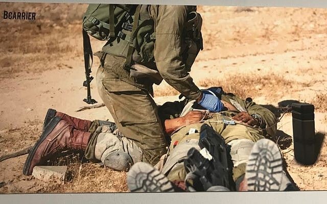 Photo d'illustration d'un soldat utilisant  BCarrier lors d'une exposition des diplômés de l'académie des arts et du design Bezalel, le 18 juillet 2018 (Crédit : Ariella Gentin/Times of Israel)