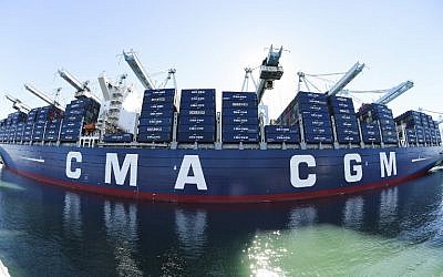 (FICHIERS) Dans ce dossier photo prise le 26 décembre 2015, le CMA CGM Benjamin Franklin, le plus grand porte-conteneurs jamais appelé dans un port nord-américain, est amarré au port de Los Angeles à San Pedro, en Californie.
 (Crédit : AFP/Robyn BECK)