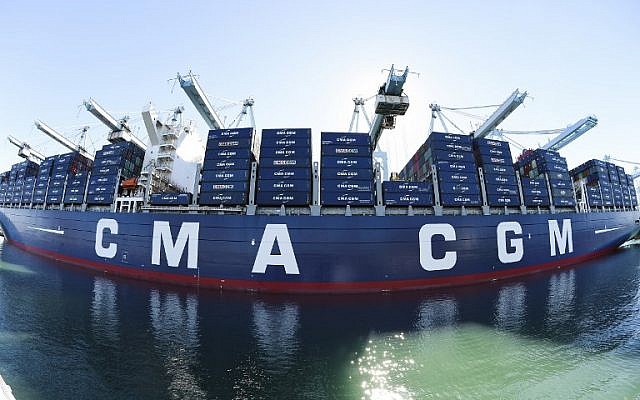 (FICHIERS) Dans ce dossier photo prise le 26 décembre 2015, le CMA CGM Benjamin Franklin, le plus grand porte-conteneurs jamais appelé dans un port nord-américain, est amarré au port de Los Angeles à San Pedro, en Californie.
 (Crédit : AFP/Robyn BECK)